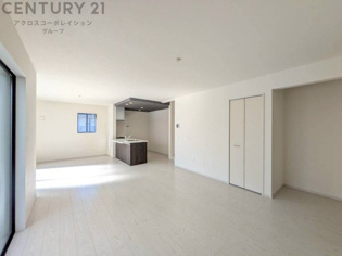 リビングダイニングは家族や友人とのコミュニケーションを楽しむ場所でくつろぎながら食事や会話を楽しめ、多目的に利用できリラックスできる空間です。家庭内の中心として機能し、快適な生活をサポートします。