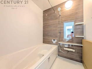 気密性と断熱性に優れ、外気の影響を受けにくく、浴室内の温度を一定に保ちやすいです。特に冬場は、暖房効率が高まり、快適なバスタイムを過ごせます。