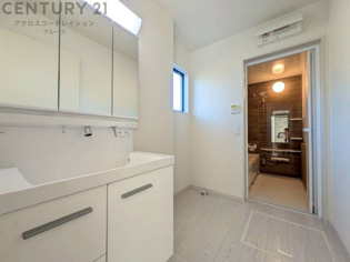 衣服の収納や脱ぎ着や整理整頓がしやすく、湿った衣類を乾燥させるスペースがありカビや臭いの発生を防ぎます。床の汚れを他の部屋に持ち込まず清潔を保つことができます。また快適な入浴環境の整備にも役立ちます。