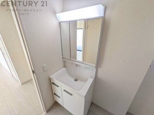 化粧品や洗顔料、歯ブラシなどの必需品をまとめて置ける収納スペースがあり、使用するたびに取り出す手間が省けます。また、水回りのため、濡れても大丈夫な素材が使用されており、お手入れが簡単です。