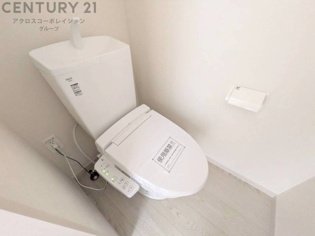 温水洗浄便座付トイレは温水洗浄機能により、暖かい水でおしりを洗浄することができ、冷たい水を使う従来の便座に比べ、温水洗浄機能で暖かいトイレを提供し、快適な使用を可能にします。