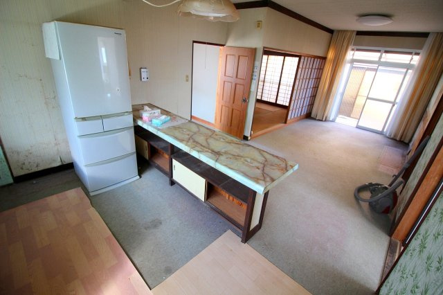 河崎中古戸建のキッチン|キッチン裏収納付きのＬＤＫになります。