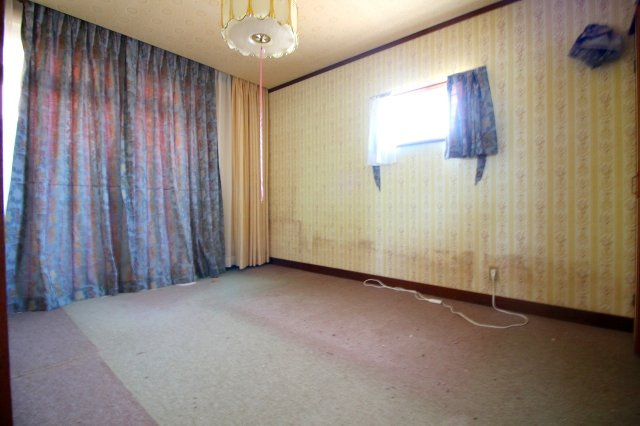 河崎中古戸建の洋室|押入れ付きの洋室6帖になります。