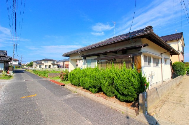 河崎中古戸建の前面道路含む現地写真|前面道路幅員4ｍになります。