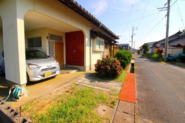 河崎中古戸建の前面道路含む現地写真|前面道路4ｍあるのでバック駐車も楽々できます。