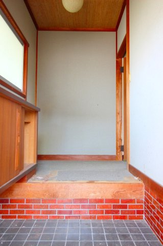 河崎中古戸建の玄関|下駄箱付きの玄関になります。