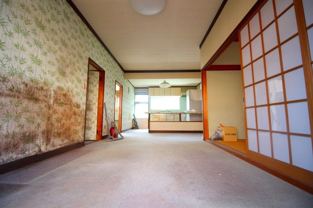 河崎中古戸建の居間・リビング|広々ＬＤＫ15帖になります。