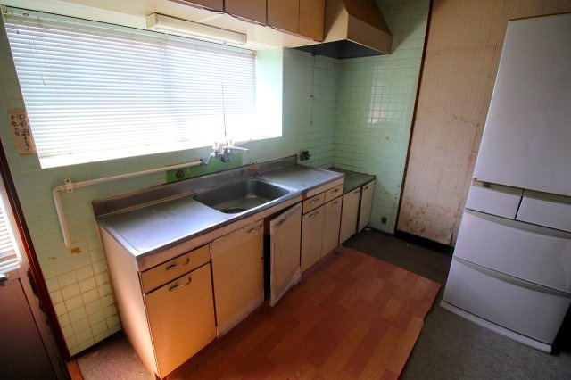 河崎中古戸建のキッチン|Ｉ型キッチンになります。古いキッチンですが、水槽広めで使いやすいです。