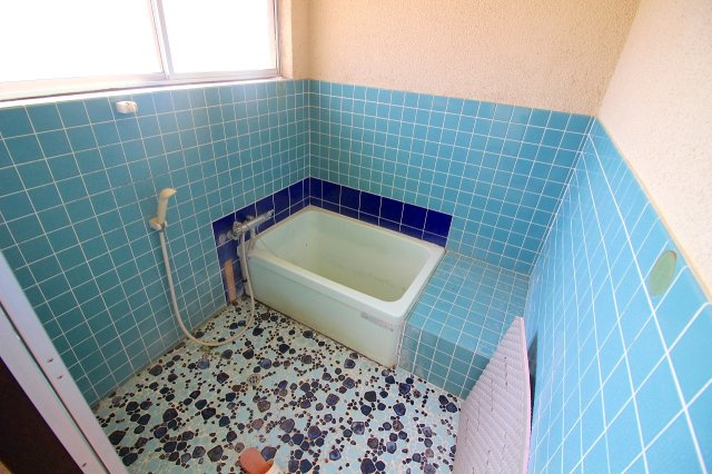 河崎中古戸建の浴室|昔ながらのタイル張りのお風呂です。