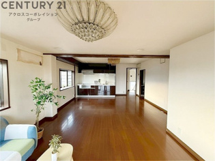 広々とした開放的な３階部分のリビングルーム。