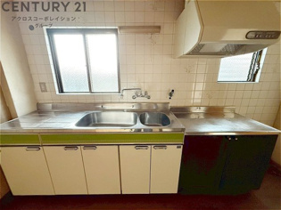 窓からの光が明るいキッチンです。