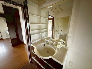 化粧品や洗顔料、歯ブラシなどの必需品をまとめて置ける収納スペースがあり、使用するたびに取り出す手間が省けます。また、水回りのため、濡れても大丈夫な素材が使用されており、お手入れが簡単です。
