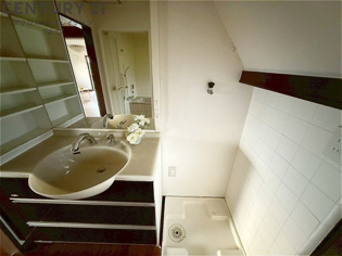 洗濯物の仕分け作業がしやすく、整理整頓が容易になります。洗濯音や湿気を他の部屋に持ち込まず、生活環境を快適に保ちます。上部を活用すれば収納スペースを確保でき洗剤や洗濯用品の整理もしやすくなります。
