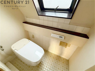 温水洗浄便座付トイレは温水洗浄機能により、暖かい水でおしりを洗浄することができ、冷たい水を使う従来の便座に比べ、温水洗浄機能で暖かいトイレを提供し、快適な使用を可能にします。
