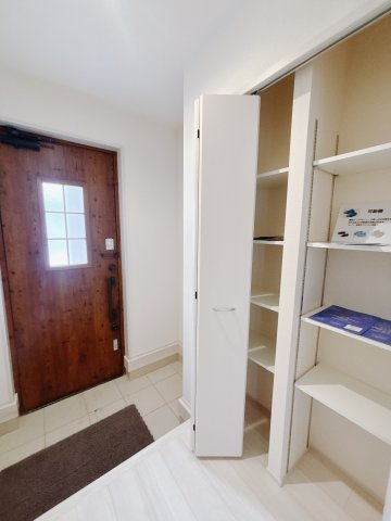 【新築戸建】渋川行幸田第2の玄関|■玄関（1号棟）｜毎日の「いってらっしゃい」や「お帰りなさい」を大切なご家族と過ごす玄関は〈使いやすさ〉を追求しております。玄関横の物入は急な来客時でもさっとお片付けできるスペースを確保しています。