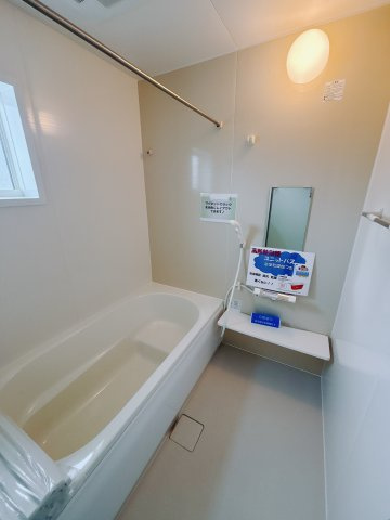 【新築戸建】渋川行幸田第2の浴室|■浴室（1号棟）｜デザイン性に優れた浴室♪1日の疲れを癒す、ゆったりとしたバスタイムをぜひお過ごしください(*＾＾*)大きな窓付きで嬉しい♪