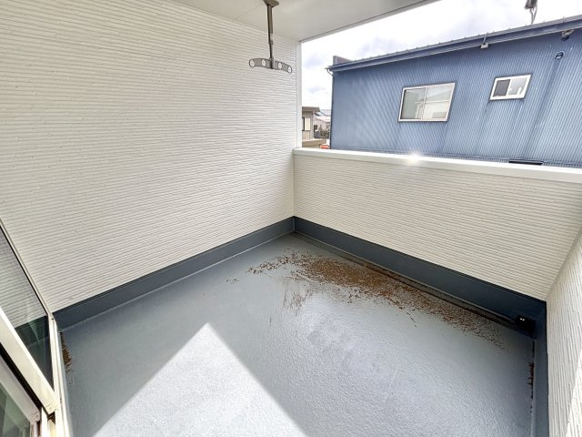 【新築戸建】渋川行幸田第2のバルコニー|■バルコニー（1号棟）｜ワイドバルコニーは、溜め込んでしまったお洗濯物を一気に干すことができるくらいのスペースがあります。二部屋から出入り可能なのでお布団などもラクラク干せますね♪