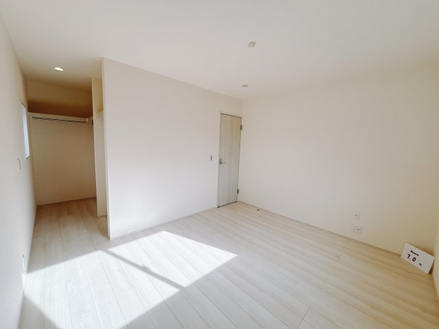 【新築戸建】渋川行幸田第2の寝室|■主寝室（1号棟）｜広い寝室ならインテリアも自由自在にお楽しみいただけます♪お外から帰ってきた後は寝室でゆっくり自分の時間をお過ごしください。