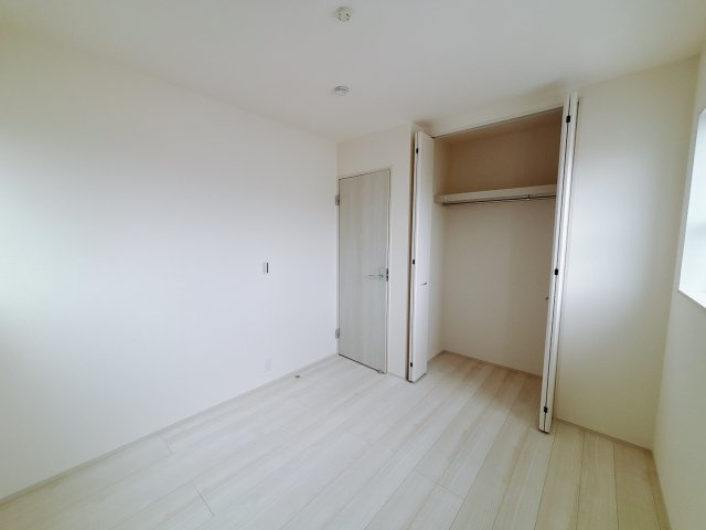 【新築戸建】渋川行幸田第2の洋室|■2階洋室（1号棟）｜ナチュラルカラーの床です。模様替えなどとても楽しく工夫できます♪陽当たり、風通しもとても良いので毎日快適な生活スタートです！子供部屋にも良いですね♪