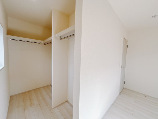 【新築戸建】渋川行幸田第2の収納|■WIC（1号棟）｜お気に入りのお洋服もシワを作らずきれいに管理ができる夢のウォークインクローゼット！今お使いの収納ケースもスッポリそのまま収まる広さです♪