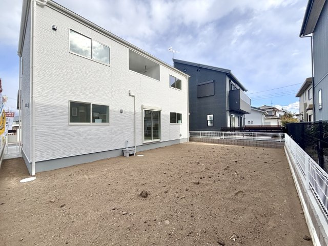 【新築戸建】渋川行幸田第2の外観|■外観（1号棟）｜土日のご見学はもちろん、平日・夜間のご案内も大歓迎です♪「今から見たい」や「仕事終わりに見たい」にもご対応できますのでお気軽にお問い合わせください♪