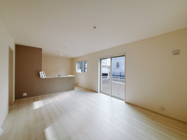 【新築戸建】渋川行幸田第2の居間・リビング|■リビング（1号棟）｜陽当たり良好のリビングダイニング♪賃貸では叶わなかった、お友達とのホームパーティや大音量で映画やテレビを楽しむことができます(*^^*)