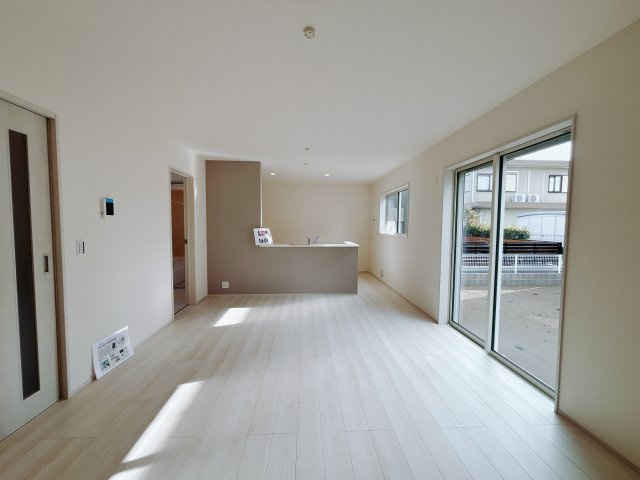 【新築戸建】渋川行幸田第2の居間・リビング|■リビング（1号棟）｜落ち着きのある表情を見せるリビングダイニング。太陽の光がたっぷり差し込むリビングは、自然とご家族が集まる居心地の良い空間です。