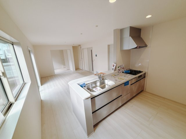 【新築戸建】渋川行幸田第2の居間・リビング|■リビング（1号棟）｜窓から射し込む陽射しが縦横に広がり、あたたかな空間を形作ります♪木目のきれいなフローリングとシンプルな壁紙は、一日中家に居ても飽きることなく過ごすことができる素敵な空間です♪