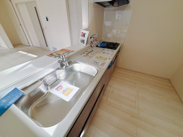 【新築戸建】渋川行幸田第2のキッチン|■キッチン（1号棟）｜ワークトップの幅が広く、お子様といっしょにお料理をつくったり、ちょっとしたパーティーも楽しめます。フラットなのでお掃除がしやすいのもポイントです♪