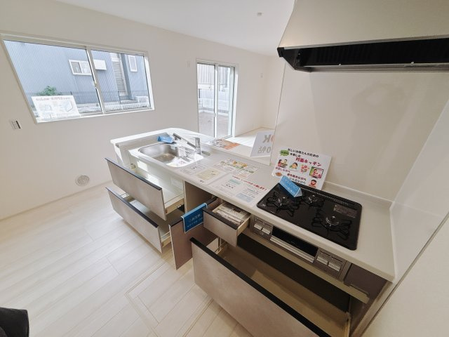 【新築戸建】渋川行幸田第2のキッチン|■キッチン（1号棟）｜リビングまでの見通しが良く、家事をしながらでも、お子様の様子を見られるようになっています。お子様がいつもママのそばにいる安心感も生まれます♪