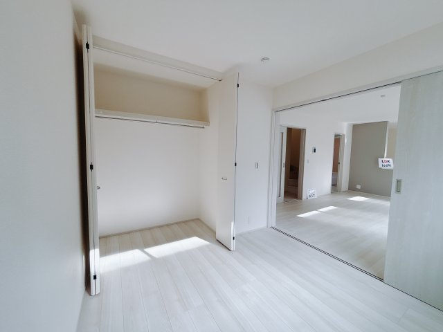 【新築戸建】渋川行幸田第2の洋室|■1階洋室（1号棟）｜リビング横の洋室になっています♪収納もしっかりついていますので、安心ですね♪