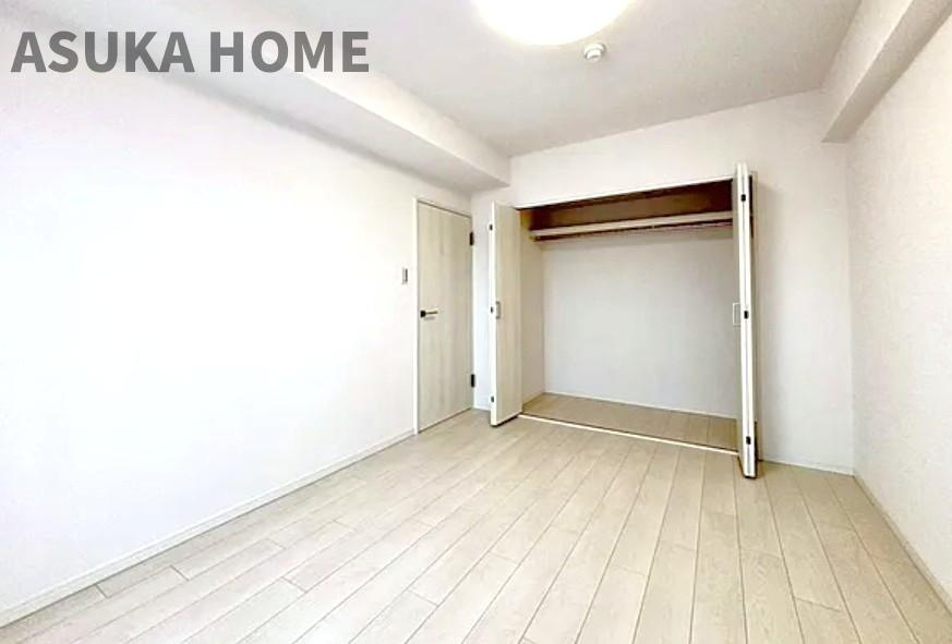 コスモ東戸塚グランパルクA棟の洋室|大きな窓からたっぷりの日差しが降り注ぐ明るい室内です。枕棚がある広めのクローゼットもあるので多様なお洋服の収納にも対応しやすく、大切なお洋服をきれいな状態で収納できますよ。