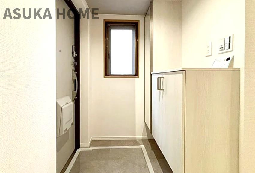 コスモ東戸塚グランパルクA棟の玄関|玄関横には、たっぷり収納の大型シューズボックスも嬉しい設備です♪