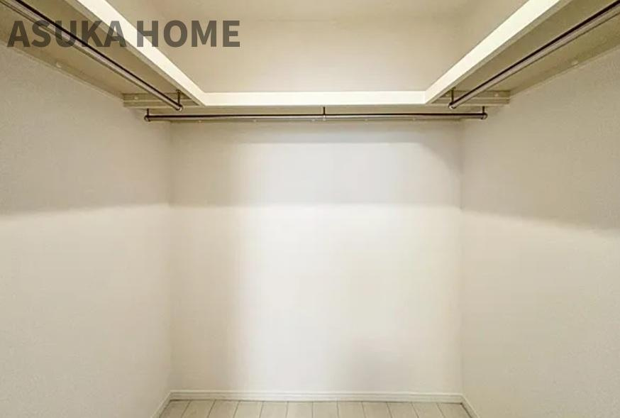 コスモ東戸塚グランパルクA棟の収納|ウォークインクローゼットのある住まいで収納上手な生活を実現！衣類だけでなく、箱物や思い出の品もたっぷり収納できるので、整理整頓もスムーズに。居室空間をより広々と使えます！