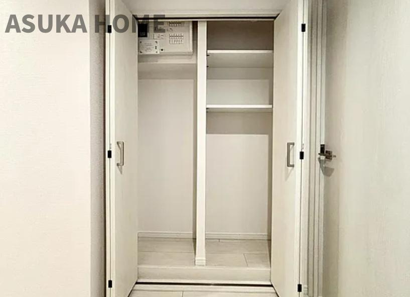 コスモ東戸塚グランパルクA棟の収納|枕棚があるクローゼットは多様なお洋服の収納にも対応しやすく、大切なお洋服をきれいな状態で収納できますよ。