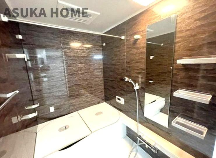 コスモ東戸塚グランパルクA棟の浴室|ゆったり足が伸ばせるので、毎日の疲れを癒すバスタイムを実現。ご家族みんなでも入れますね♪浴室換気乾燥暖房機付きで浴室内干しも可能！