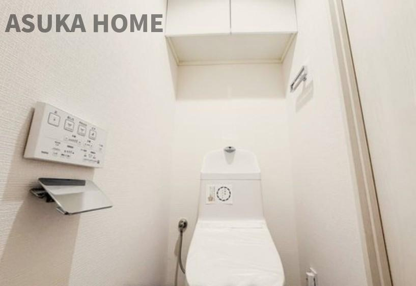 コスモ東戸塚グランパルクA棟のトイレ|温水洗浄便座の最新トイレ設備です♪トイレ上部にはあると便利な吊戸棚を設置♪