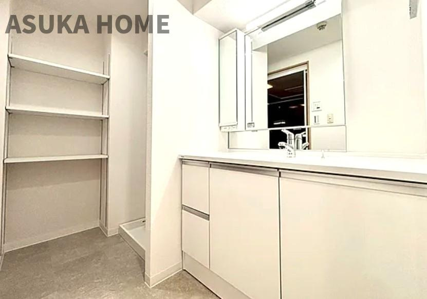 コスモ東戸塚グランパルクA棟の独立洗面台|一日の始まりの朝、歯磨きをしたりメイクや髪をセットしたり・・・シャワー付水栓で洗面台でのシャンプーや毎日の掃除に大変便利ですね♪