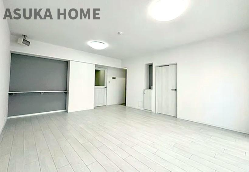 コスモ東戸塚グランパルクA棟の居間・リビング|カウンターと固定電話置き場のあるリビングでバルコニーもあるので陽当りも◎