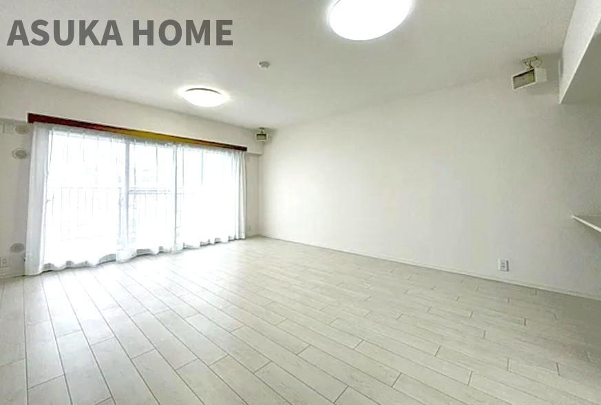 コスモ東戸塚グランパルクA棟の居間・リビング|たっぷりの陽光と爽やかな風を感じて頂けるリビングです。