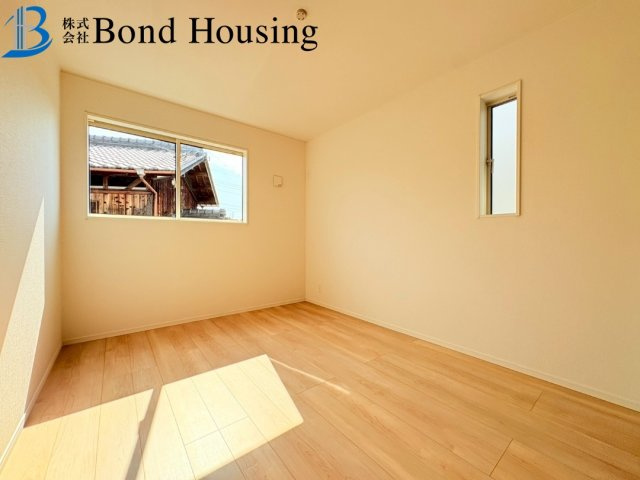 WIC等嬉しい収納豊富　大久保町谷八木　全4棟　8号棟の洋室