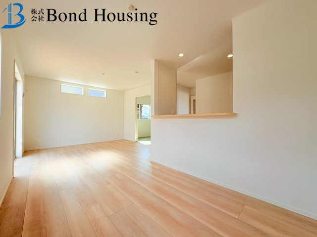 WIC等嬉しい収納豊富　大久保町谷八木　全4棟　8号棟の居間・リビング