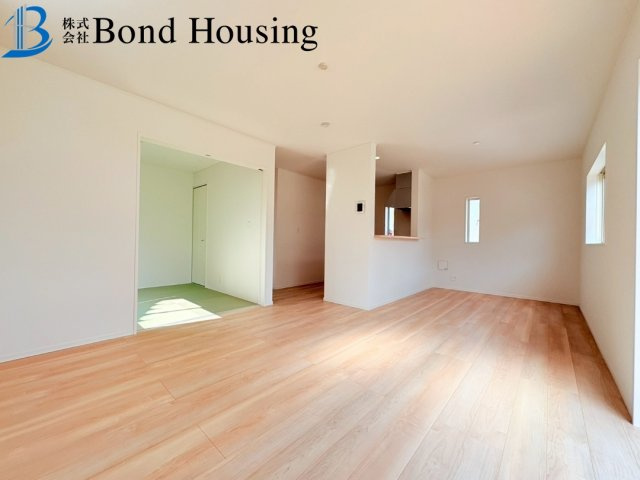 WIC等嬉しい収納豊富　大久保町谷八木　全4棟　8号棟の居間・リビング