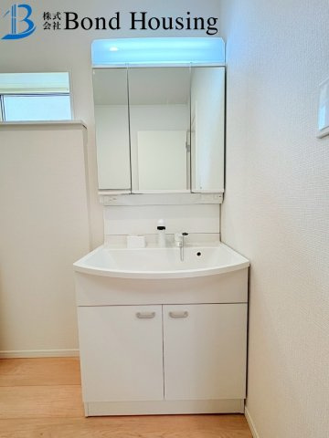 WIC等嬉しい収納豊富　大久保町谷八木　全4棟　8号棟の独立洗面台