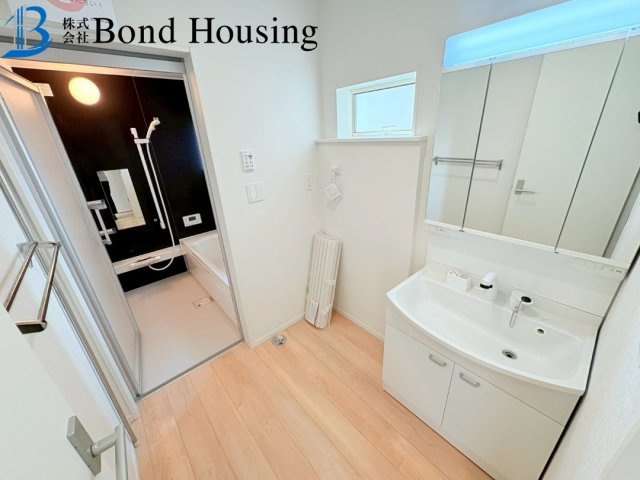 WIC等嬉しい収納豊富　大久保町谷八木　全4棟　8号棟の独立洗面台