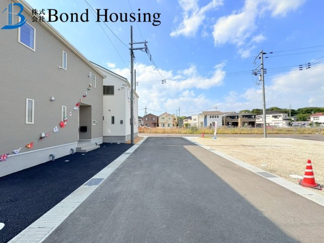 WIC等嬉しい収納豊富　大久保町谷八木　全4棟　8号棟の前面道路含む現地写真