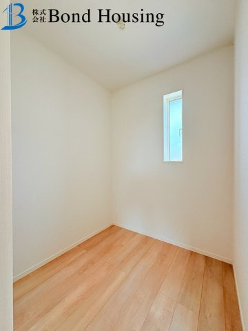 WIC等嬉しい収納豊富　大久保町谷八木　全4棟　8号棟の洋室