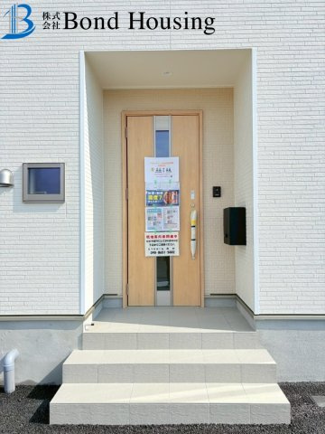 南向きバルコニーで陽当り良好　大久保町谷八木　全9棟　7号棟の玄関
