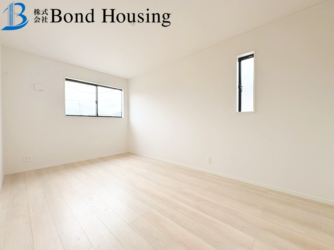 小中学校徒歩15分圏内で安心通学　大久保町谷八木　全4棟　3号棟の洋室