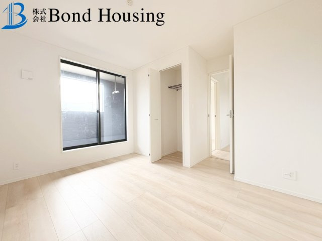 小中学校徒歩15分圏内で安心通学　大久保町谷八木　全4棟　3号棟の洋室